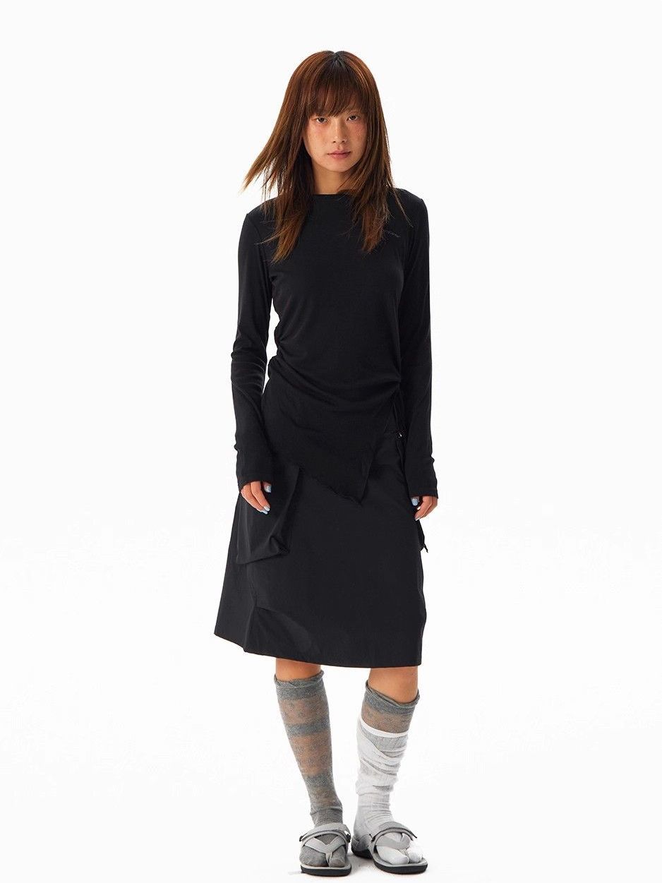 DRAPED LONG SLEEVE TEE WITH PINCHED SIDE