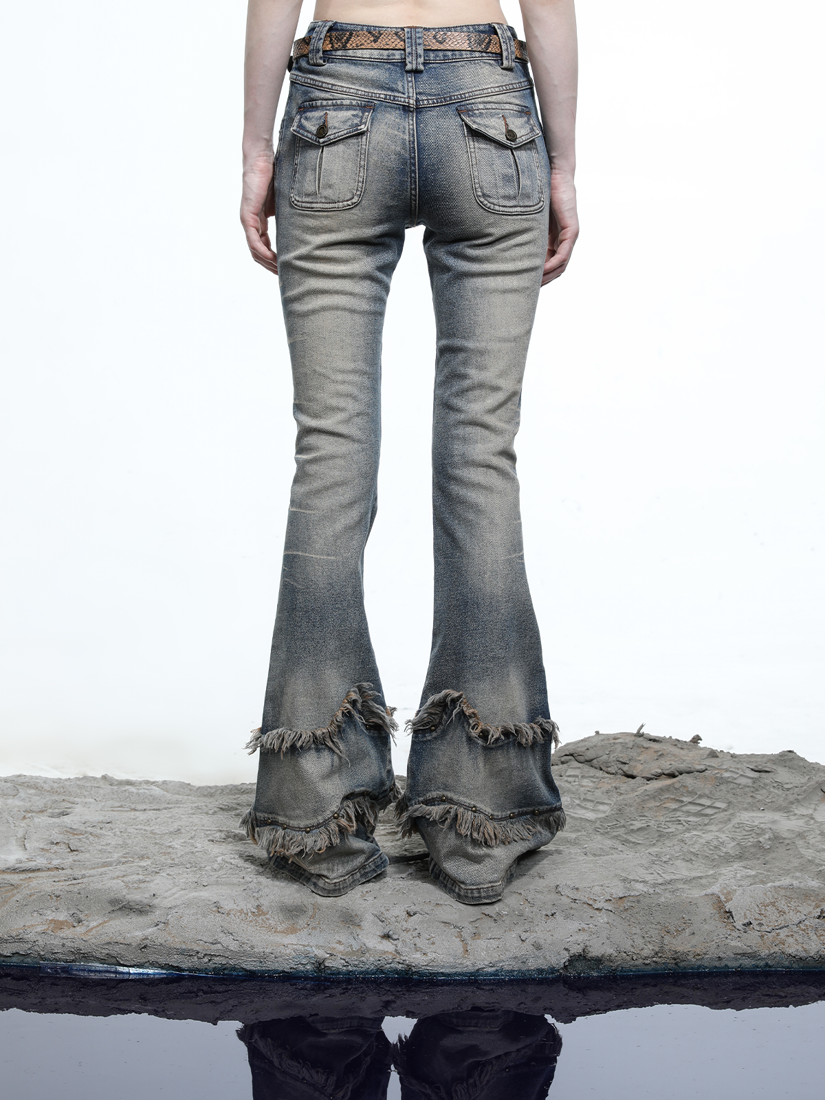 FLARED DISTRESSED JEANS