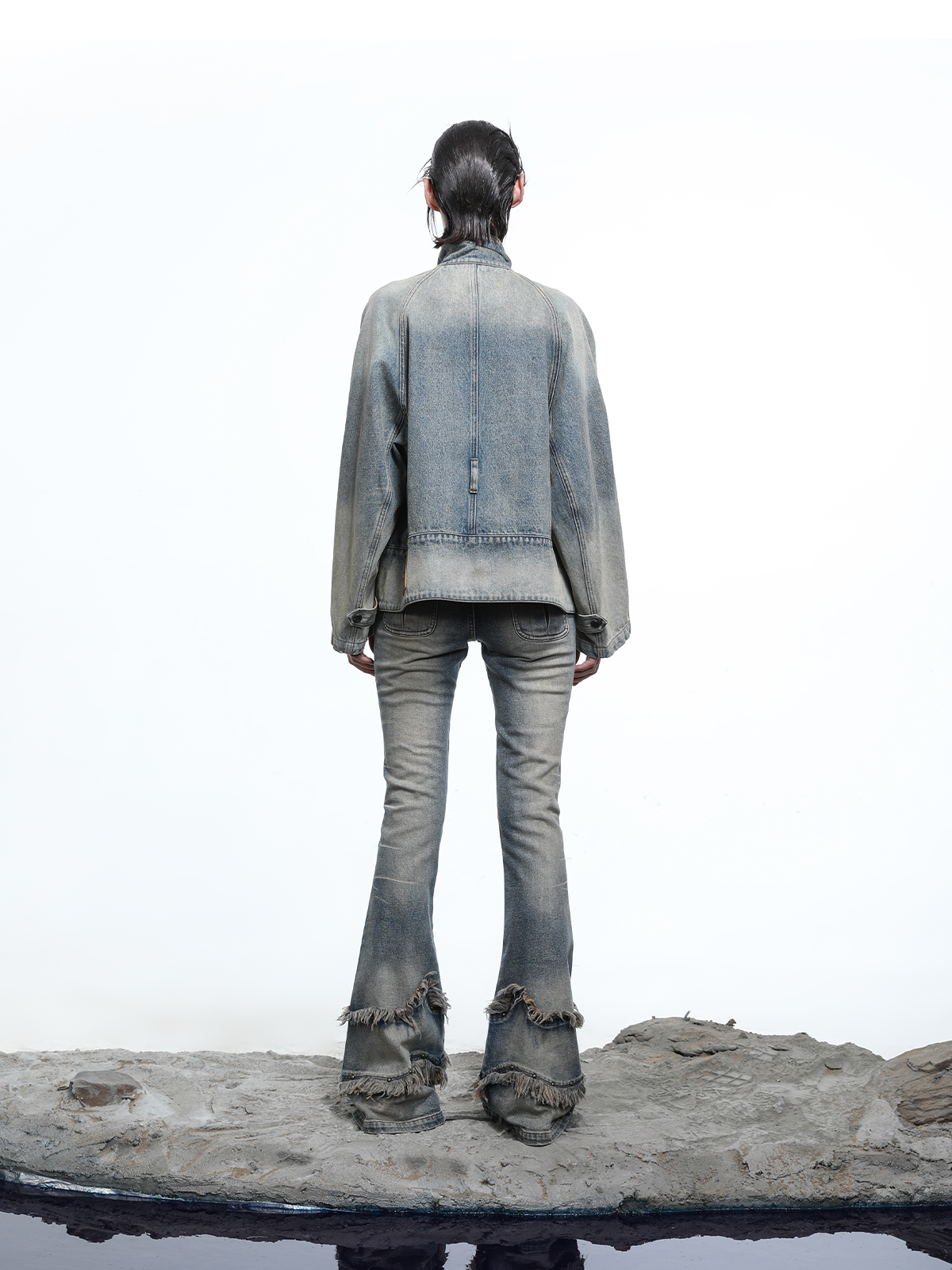 FLARED DISTRESSED JEANS